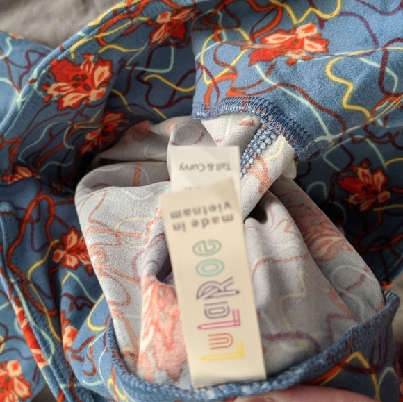 LuLaRoe Leggings Tall & Curvy - Picture 2 of 2